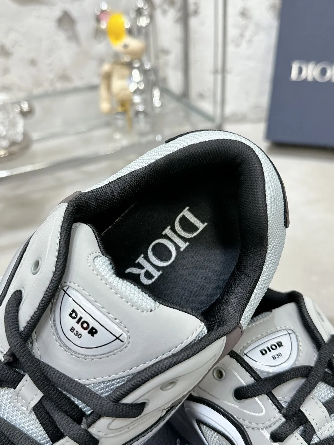 Men's men's shoes 💰600❤️❤️❤️High version Dior Dior's latest color matching B30 series reflective dad sneakers original 17380💰 purchased for development and production Brand new B30 sneakers Dad Shoes style shoes that follow the trend of the retro market The Dior logo on the tongue also indicates that this pair of shoes is the B30 model! B30 uses fine-textured leather and mesh cloth materials to form a shoe body. There are conspicuous letters CD on both sides of the shoe body to indicate identity. Many lines on the shoe body outline details to make the shoes look less monotonous and full of retro flavor. The delivery counter is exquisitely packaged🛍📦 ▪️Fabric: Original customized technical fabric + mesh ▪️Inner lining: Customized breathable lining ▪️Outsole: Original molded IP foam + TPU outsole ▪️Sole thickness: 3.5CM ▪️Size: Women’s size 35-40 / Men’s size 39-46